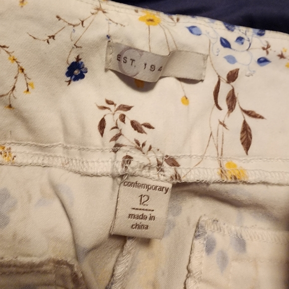 Skinny leg pant with button detail - Picture 3 of 4